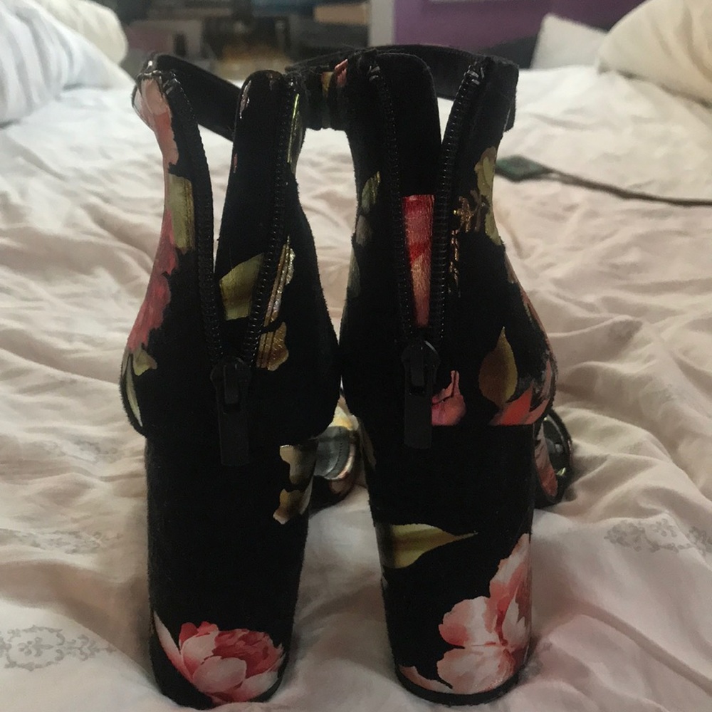 Size 8.5 - Picture 3 of 4